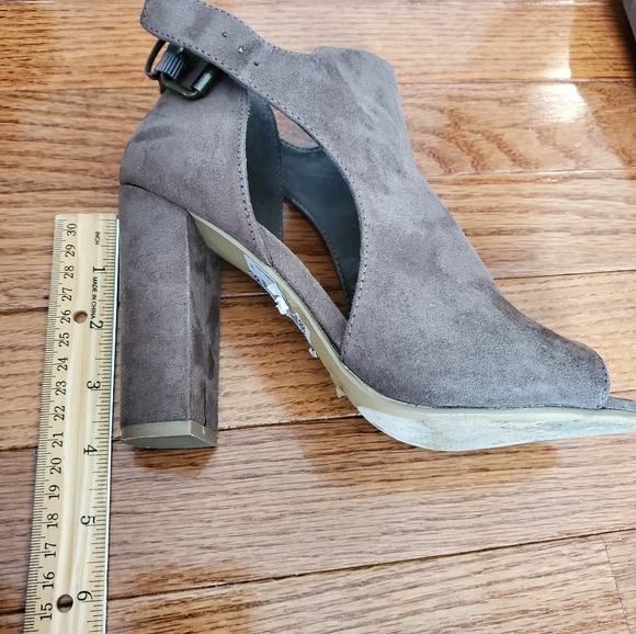 Sandal - Picture 3 of 3